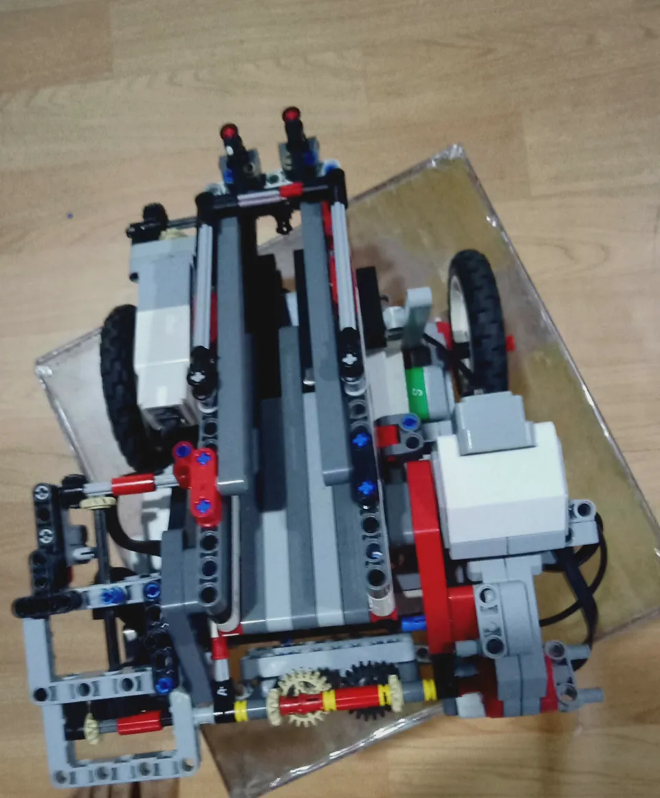 The robot from above, its two front sensors, wheels and gears.